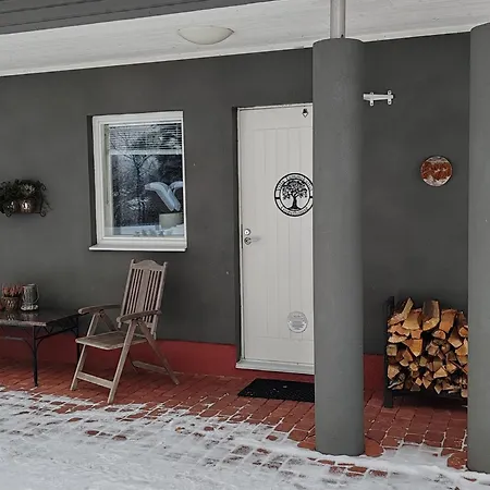 Tammikallio Guest House, Near The Airport - Kodikas Vierasmaja Tuusulassa 펜션 투수라
